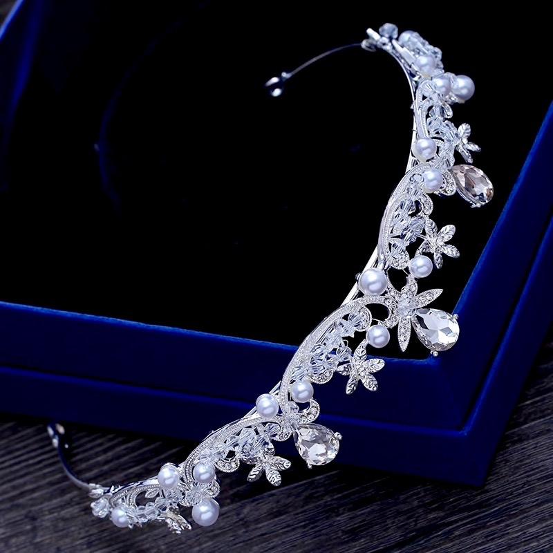 Elegáns tiara kristályokkal és gyöngyökkel