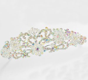 Gyöngyös tiara színjátszós kristálykövekkel