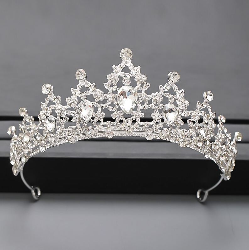 Esküvői tiara kristálykövekkel