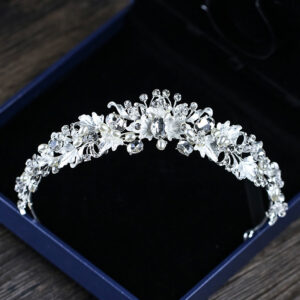 Virágos tiara kristálykövekkel