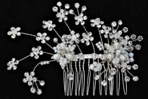 Gyöngyös menyasszonyi hajtű virágokkal