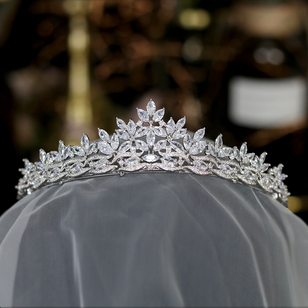 Kristályos menyasszonyi tiara