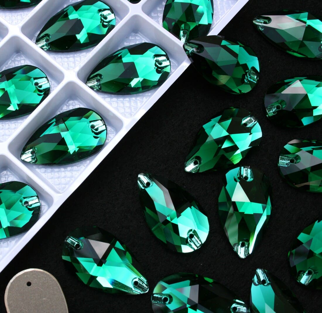 Emerald színű csepp alakú kristály