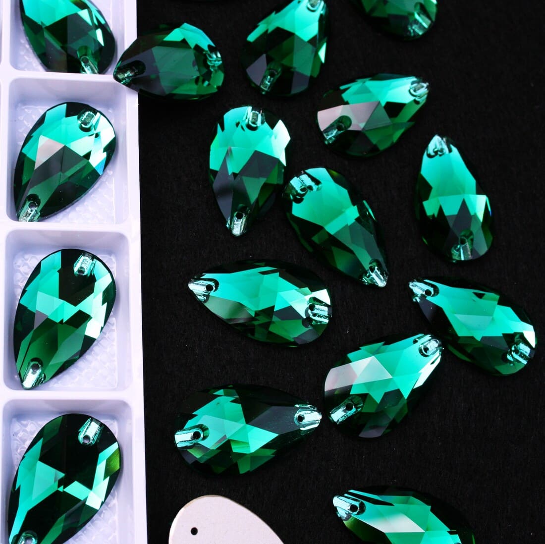 Emerald színű csepp alakú kristály