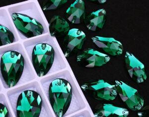 Emerald színű csepp alakú kristály