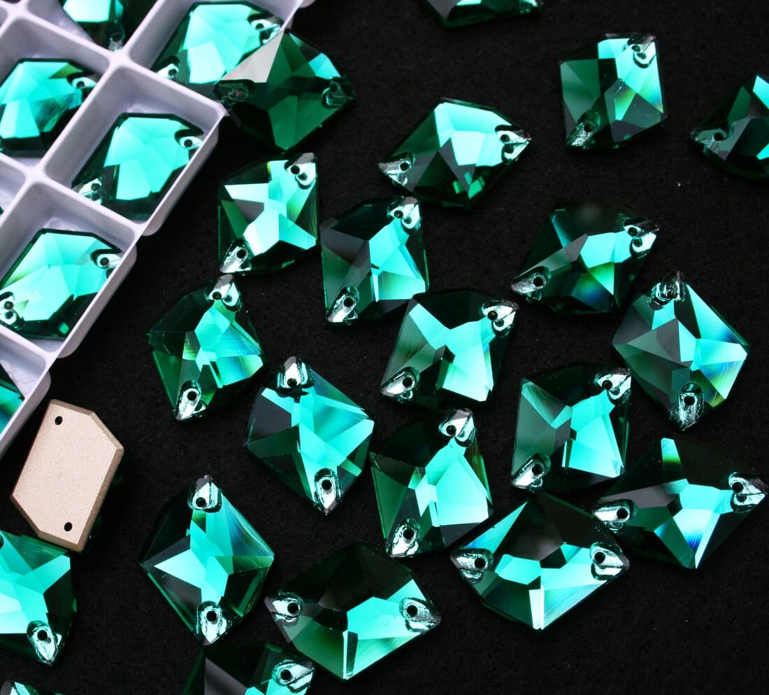 Emerald színű tört rombusz alakú kristály