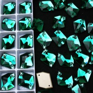 Emerald színű tört rombusz alakú kristály