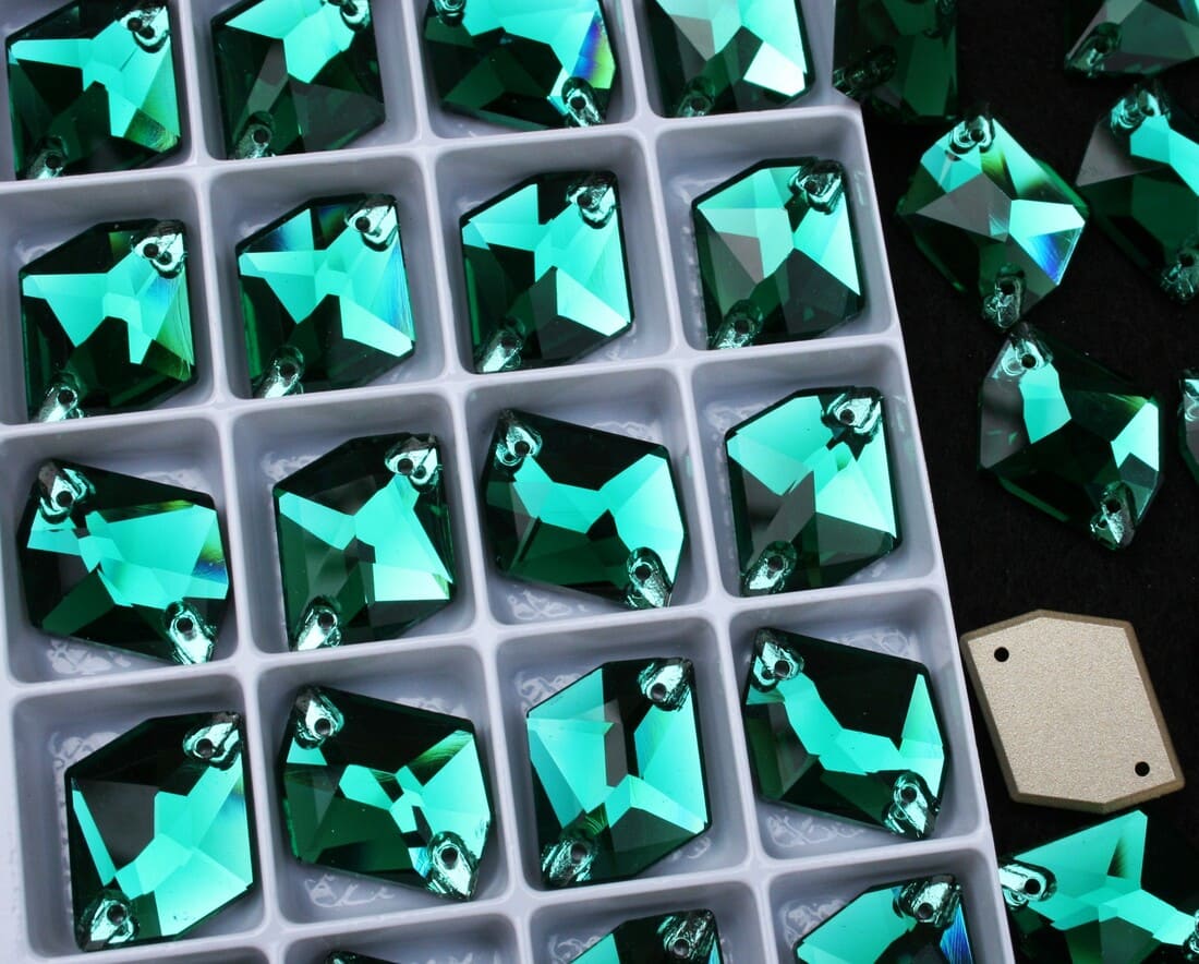 Emerald színű tört rombusz alakú kristály