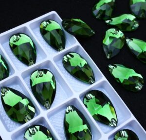 Fern Green színű csepp alakú kristály