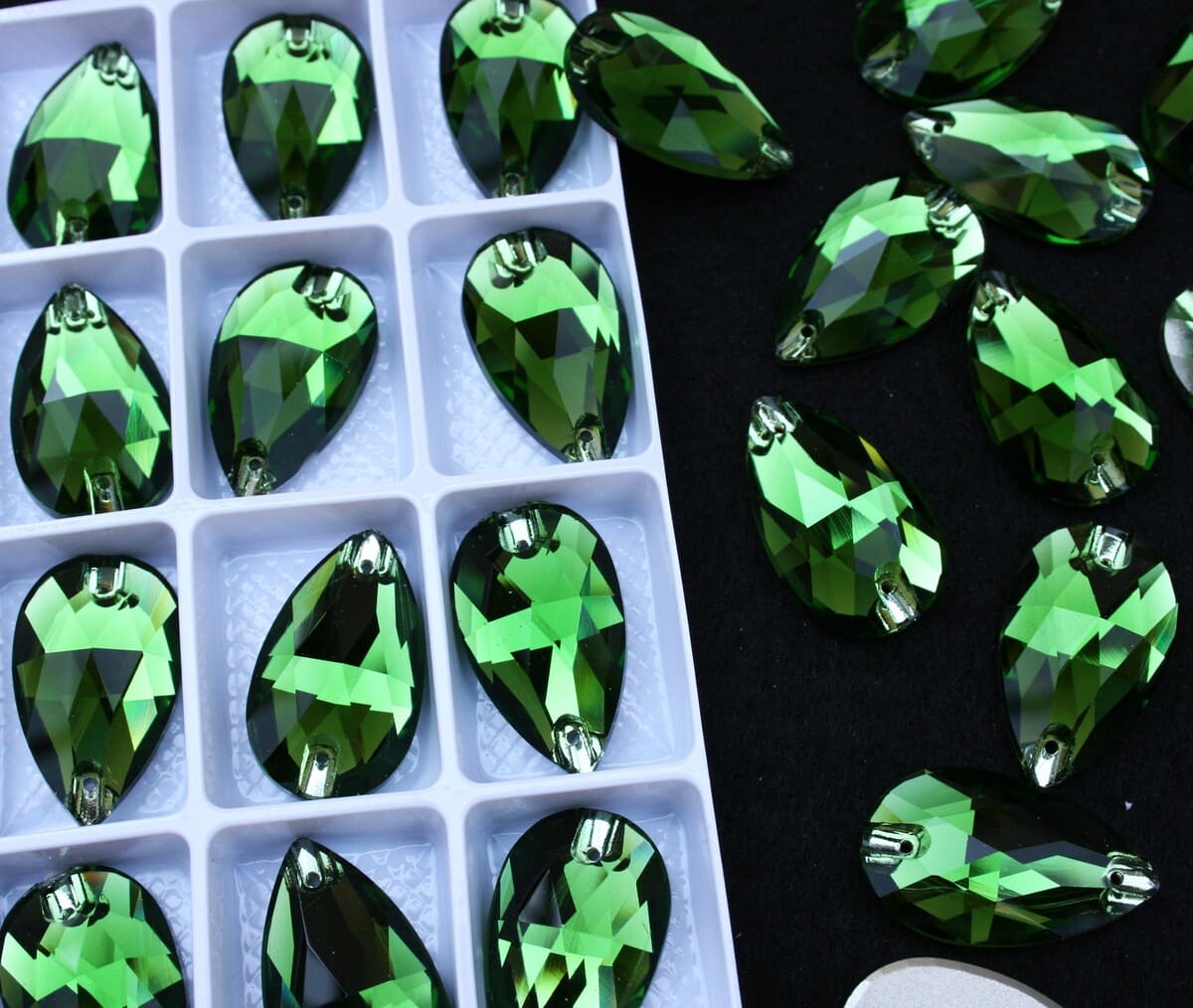 Fern Green színű csepp alakú kristály