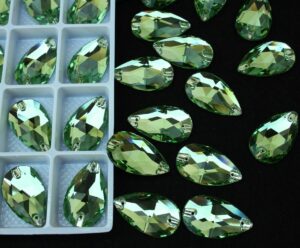 Peridot színű csepp alakú kristály