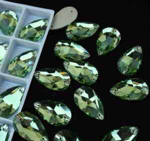 Peridot színű csepp alakú kristály