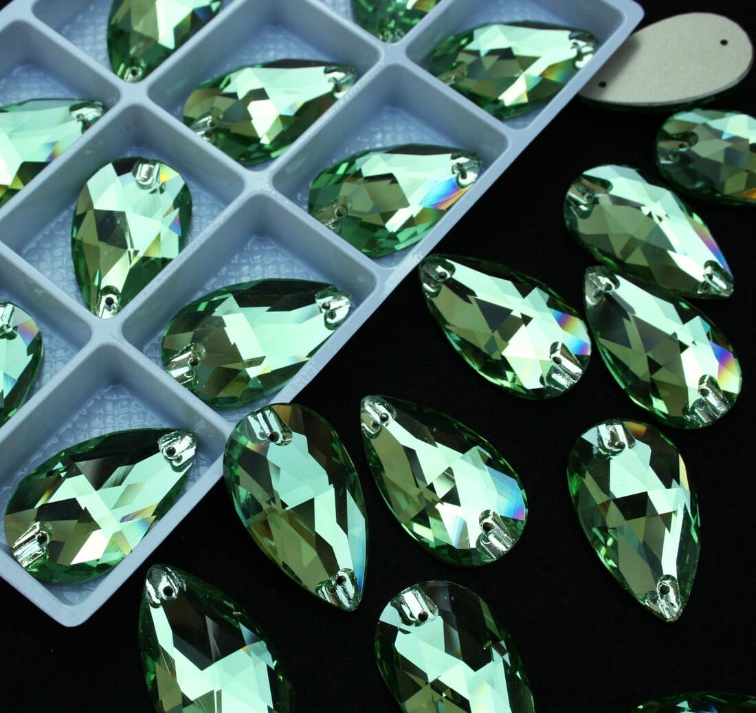 Peridot színű csepp alakú kristály