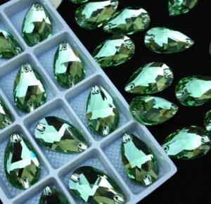 Peridot színű csepp alakú kristály