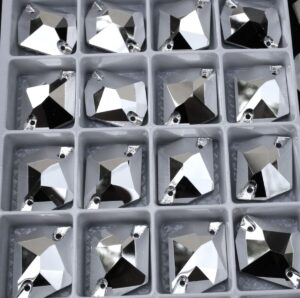 Silver színű tört rombusz alakú kristály