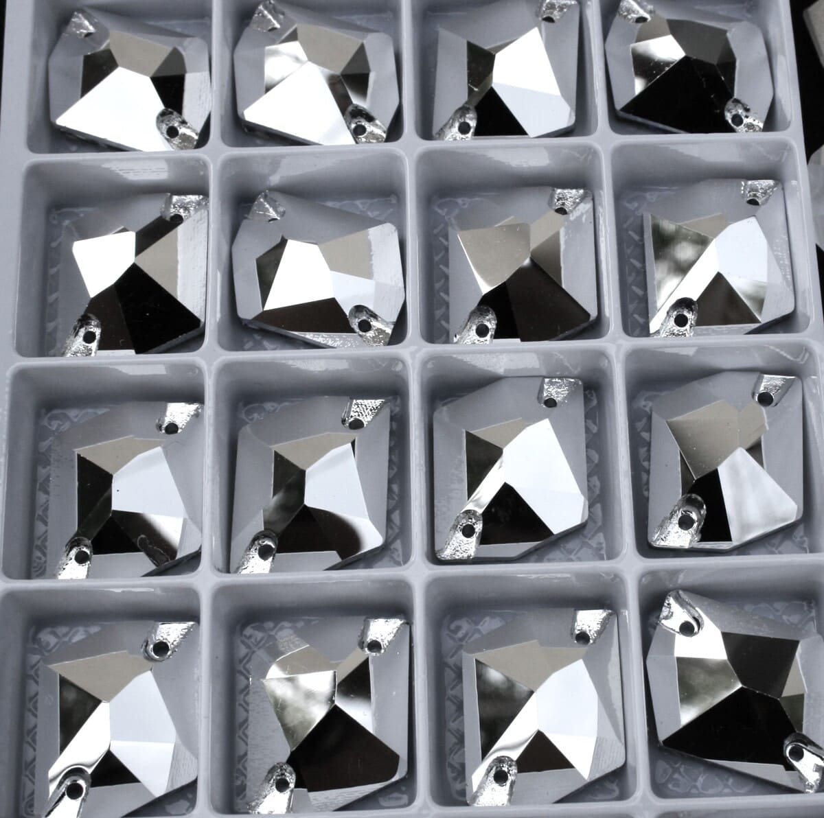 Silver színű tört rombusz alakú kristály