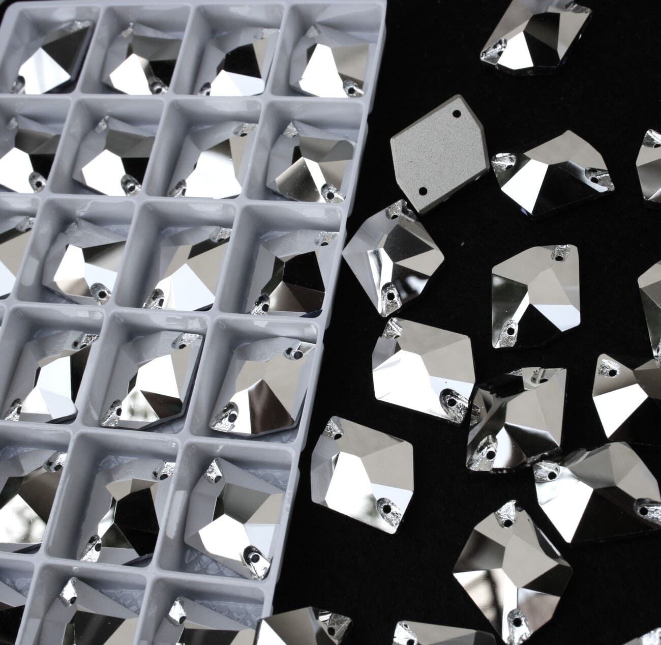 Silver színű tört rombusz alakú kristály