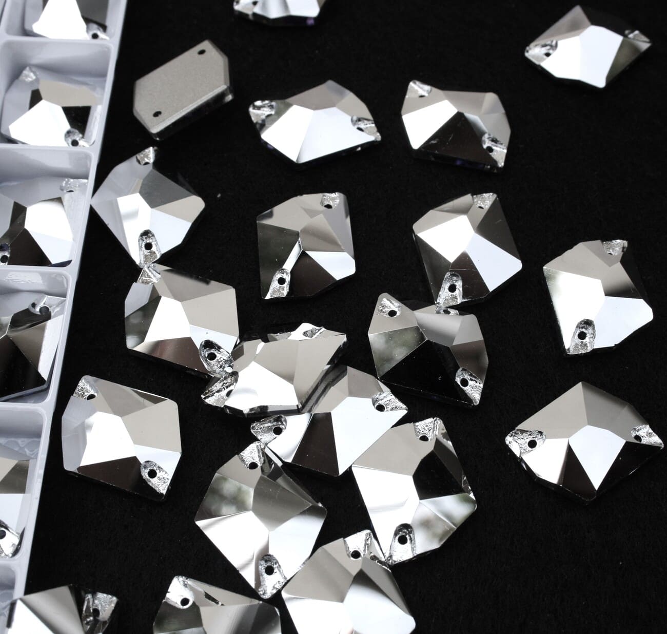 Silver színű tört rombusz alakú kristály