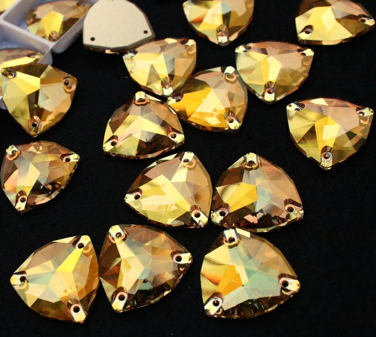 Sunshine színű trilliant alakú kristály