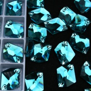 Aquamarine színű tört rombusz alakú kristály