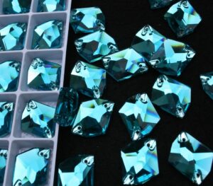 Aquamarine színű tört rombusz alakú kristály