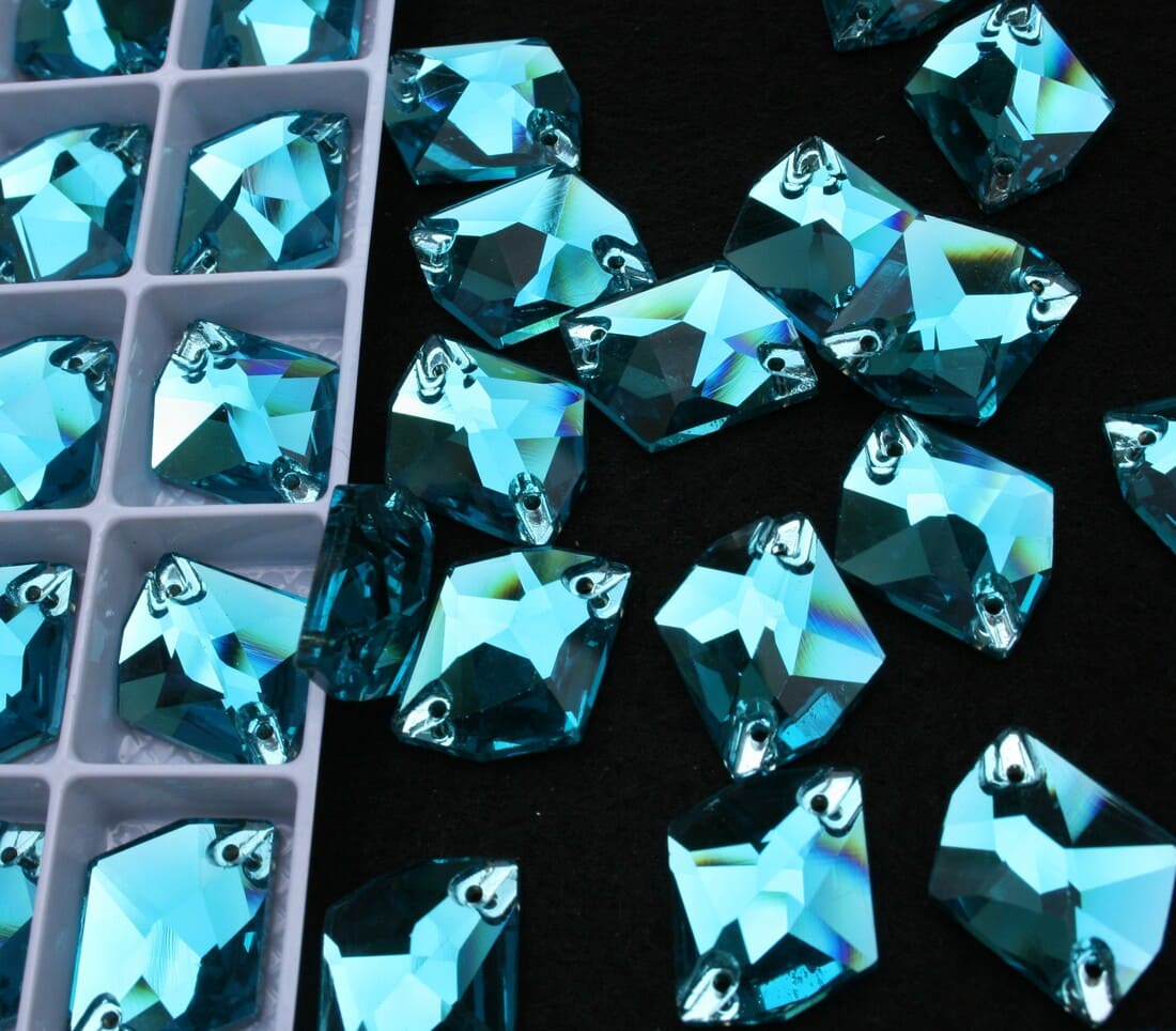 Aquamarine színű tört rombusz alakú kristály