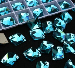 Aquamarine színű tört rombusz alakú kristály