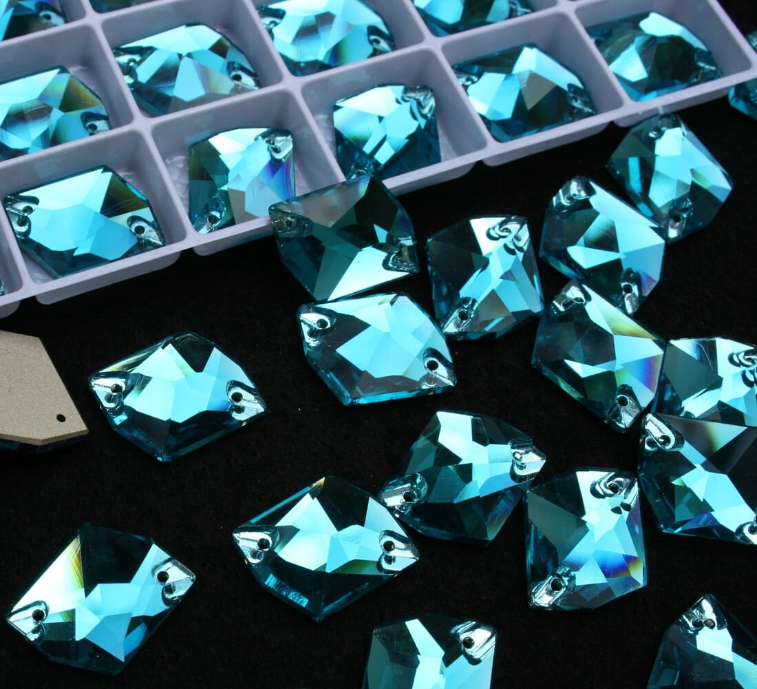 Aquamarine színű tört rombusz alakú kristály - Kristály Kuckó Aquamarine színű tört rombusz alakú kristály