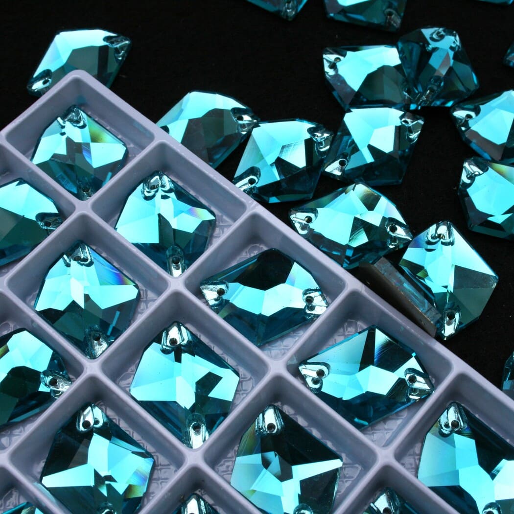 Aquamarine színű tört rombusz alakú kristály