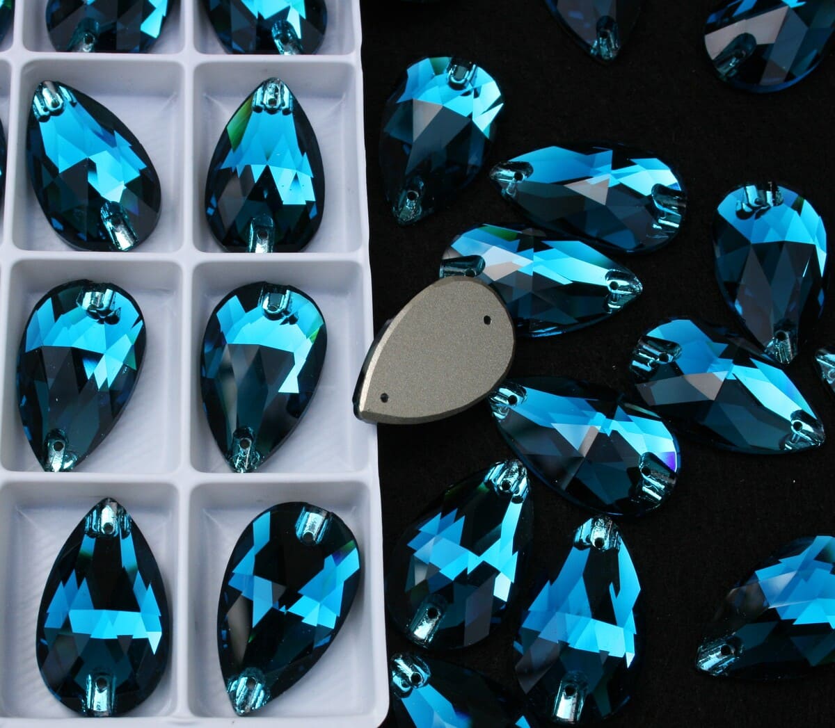 Blue Zircon színű csepp alakú kristály - Kristály Kuckó Blue Zircon színű csepp alakú kristály