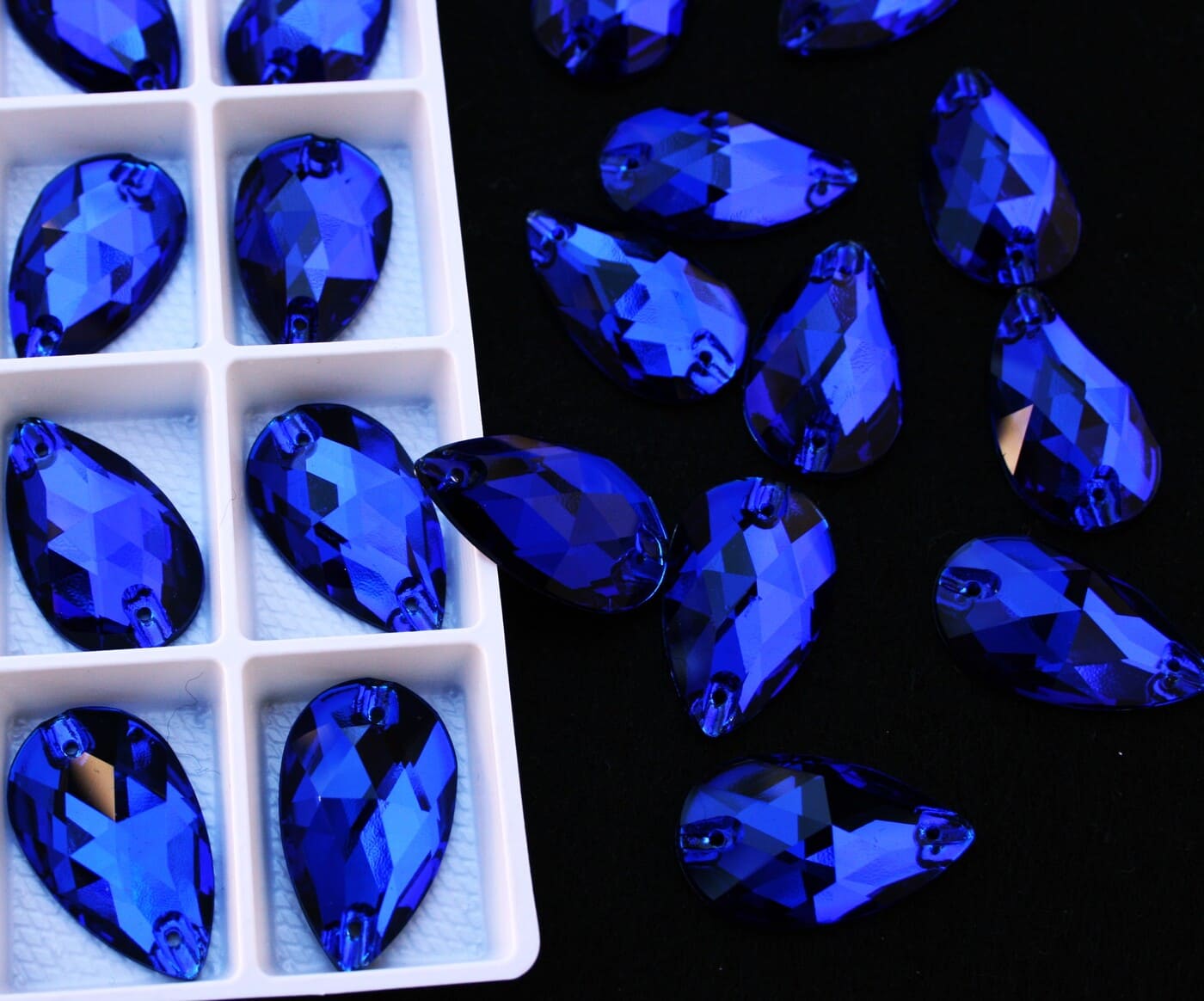 Cobalt színű csepp alakú kristály