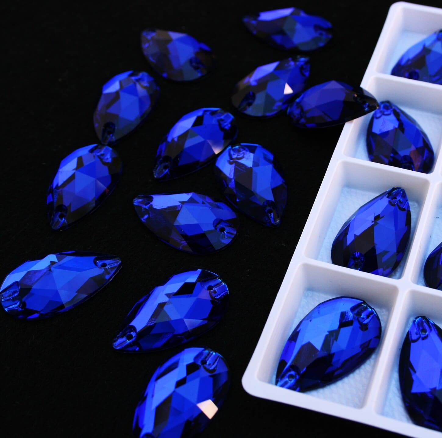 Cobalt színű csepp alakú kristály