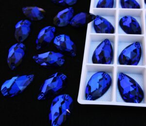 Cobalt színű csepp alakú kristály