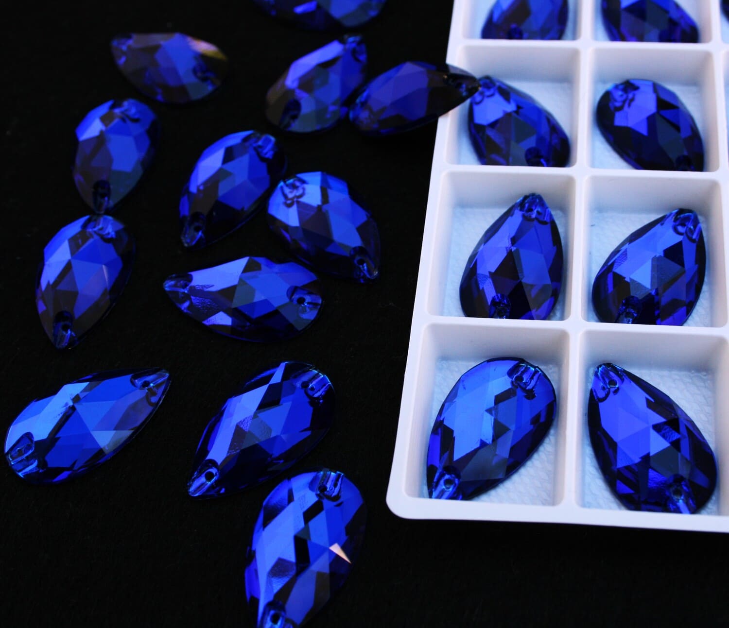 Cobalt színű csepp alakú kristály