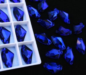 Cobalt színű ék alakú kristály