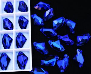 Cobalt színű ék alakú kristály