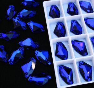 Cobalt színű ék alakú kristály