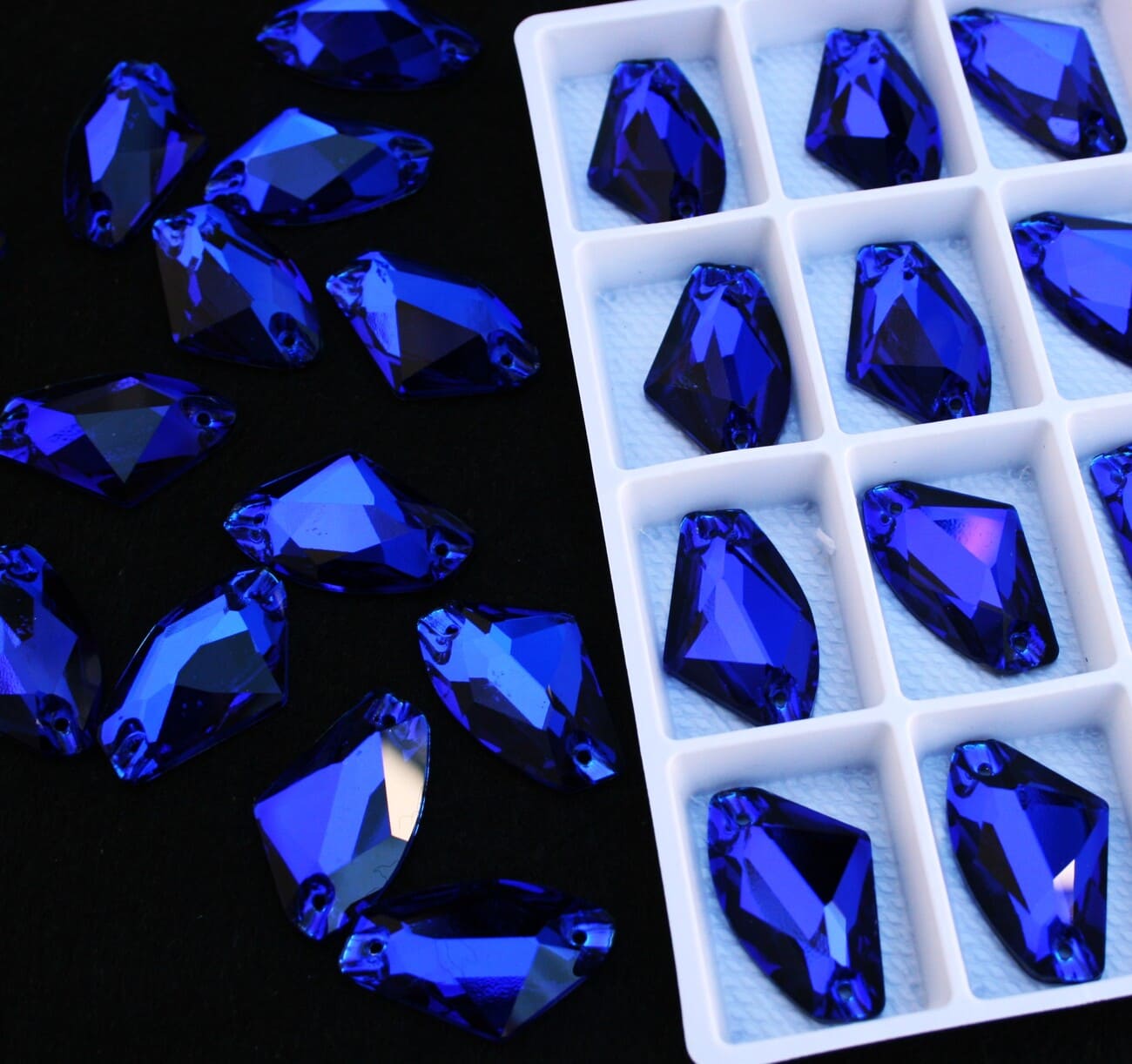 Cobalt színű ék alakú kristály