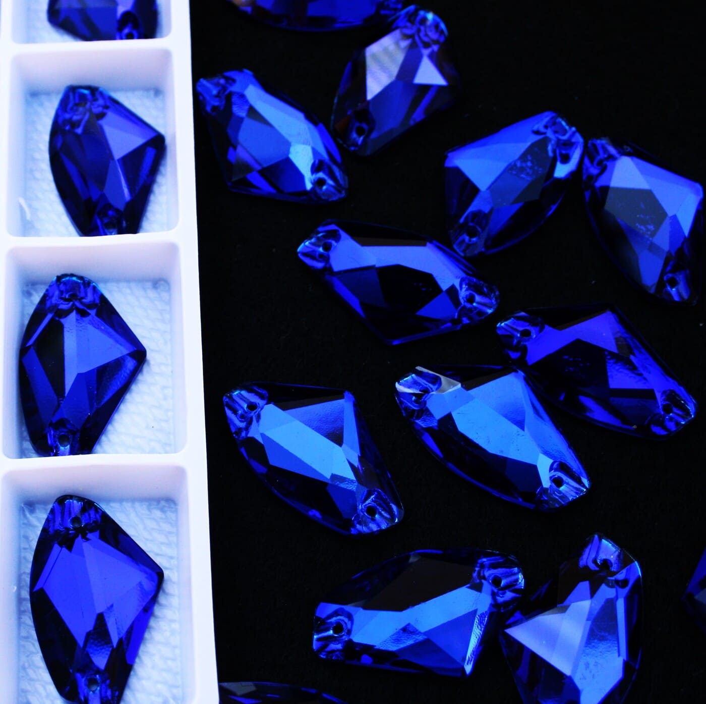 Cobalt színű ék alakú kristály
