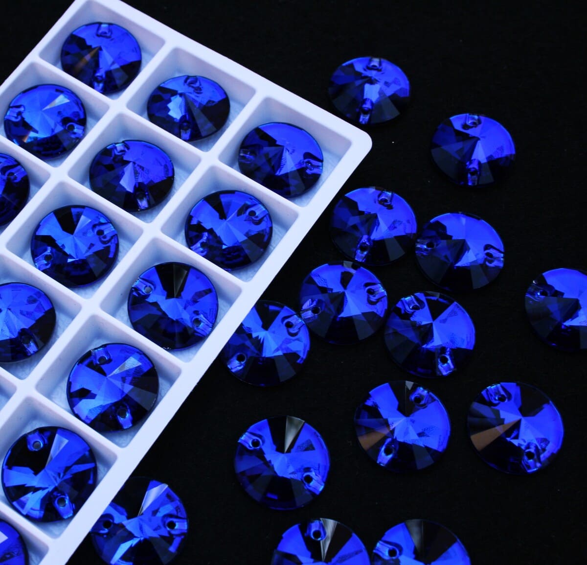 Cobalt színű kör alakú kristály