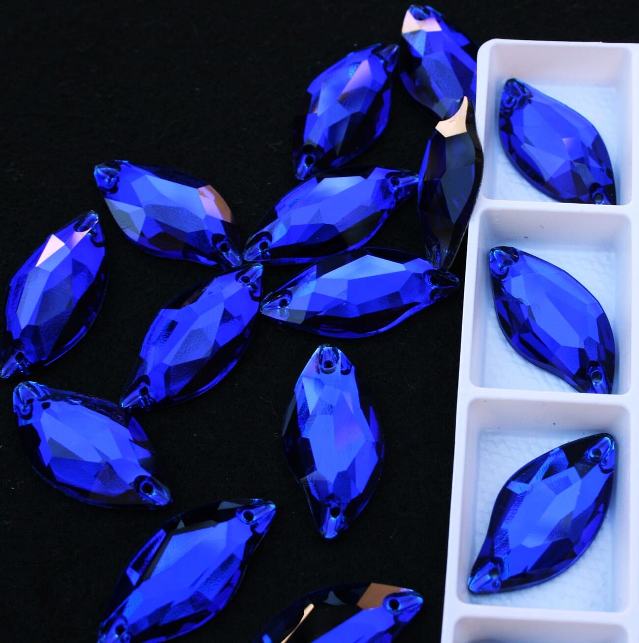 Cobalt színű levél alakú kristály