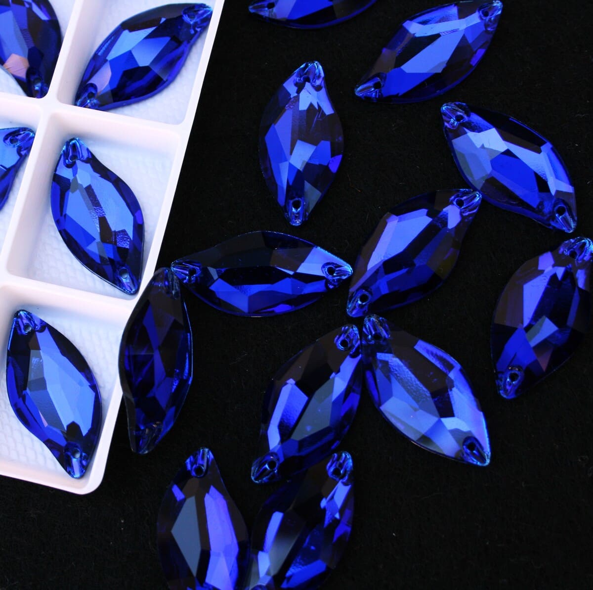 Cobalt színű levél alakú kristály