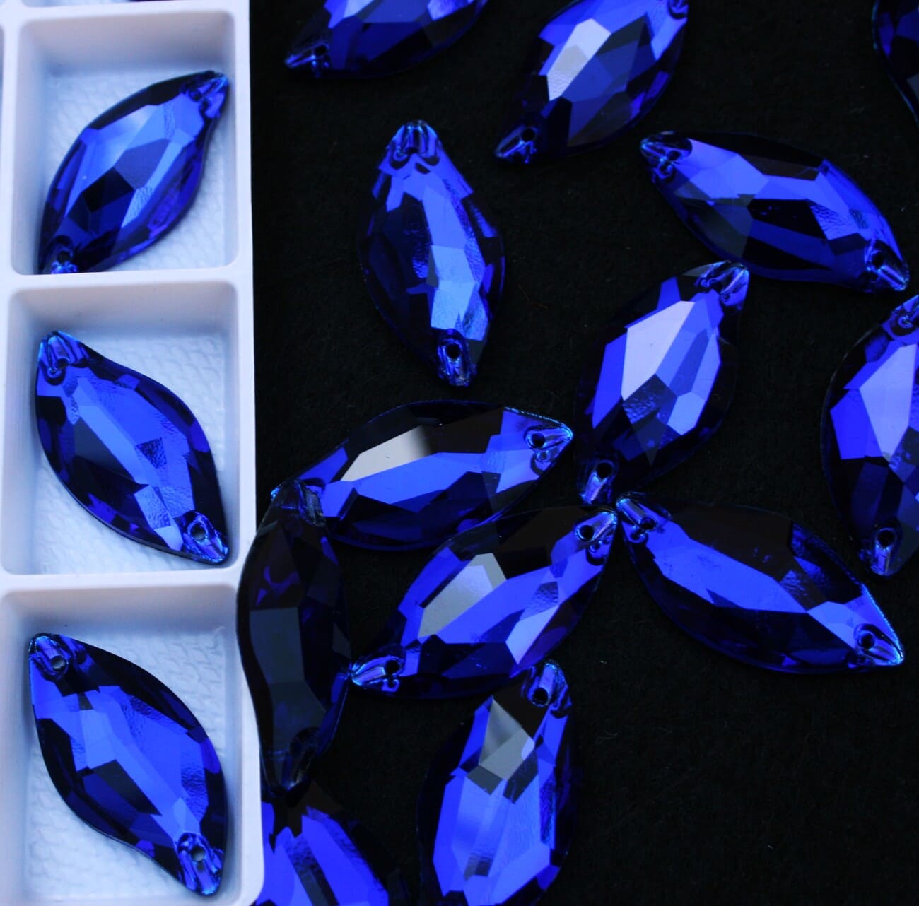 Cobalt színű levél alakú kristály