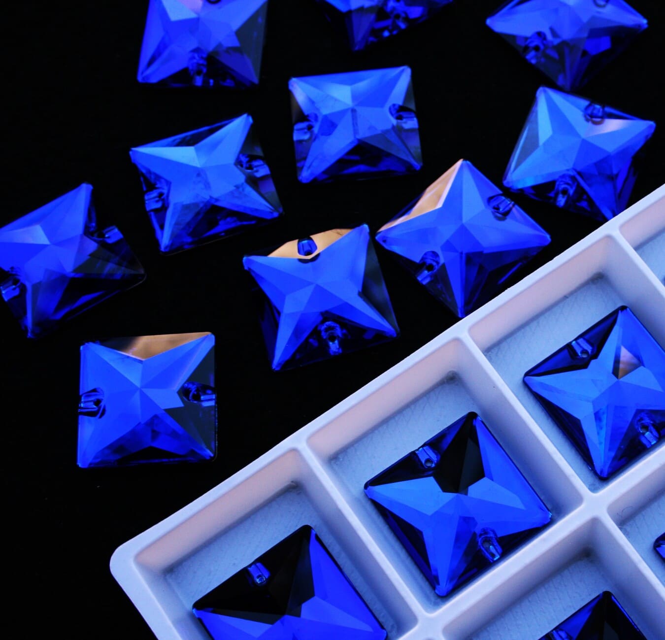 Cobalt színű négyzet alakú kristály