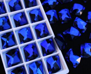 Cobalt színű tört rombusz alakú kristály