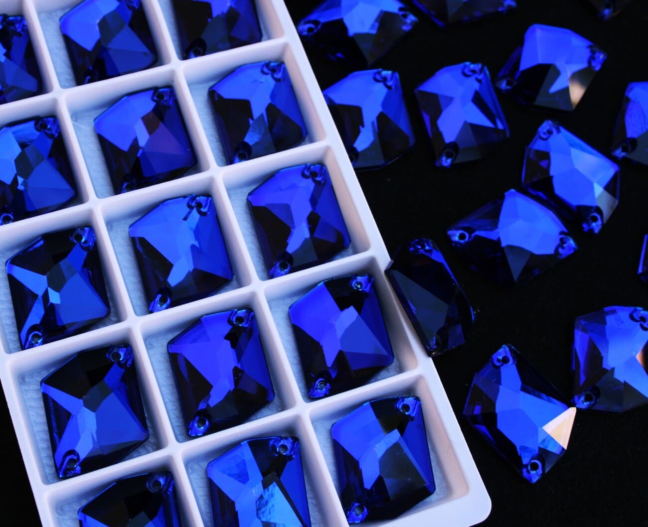 Cobalt színű tört rombusz alakú kristály