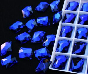 Cobalt színű tört rombusz alakú kristály