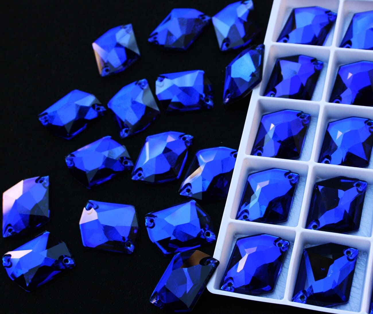 Cobalt színű tört rombusz alakú kristály - Kristály Kuckó Cobalt színű tört rombusz alakú kristály