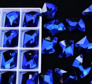 Cobalt színű tört rombusz alakú kristály