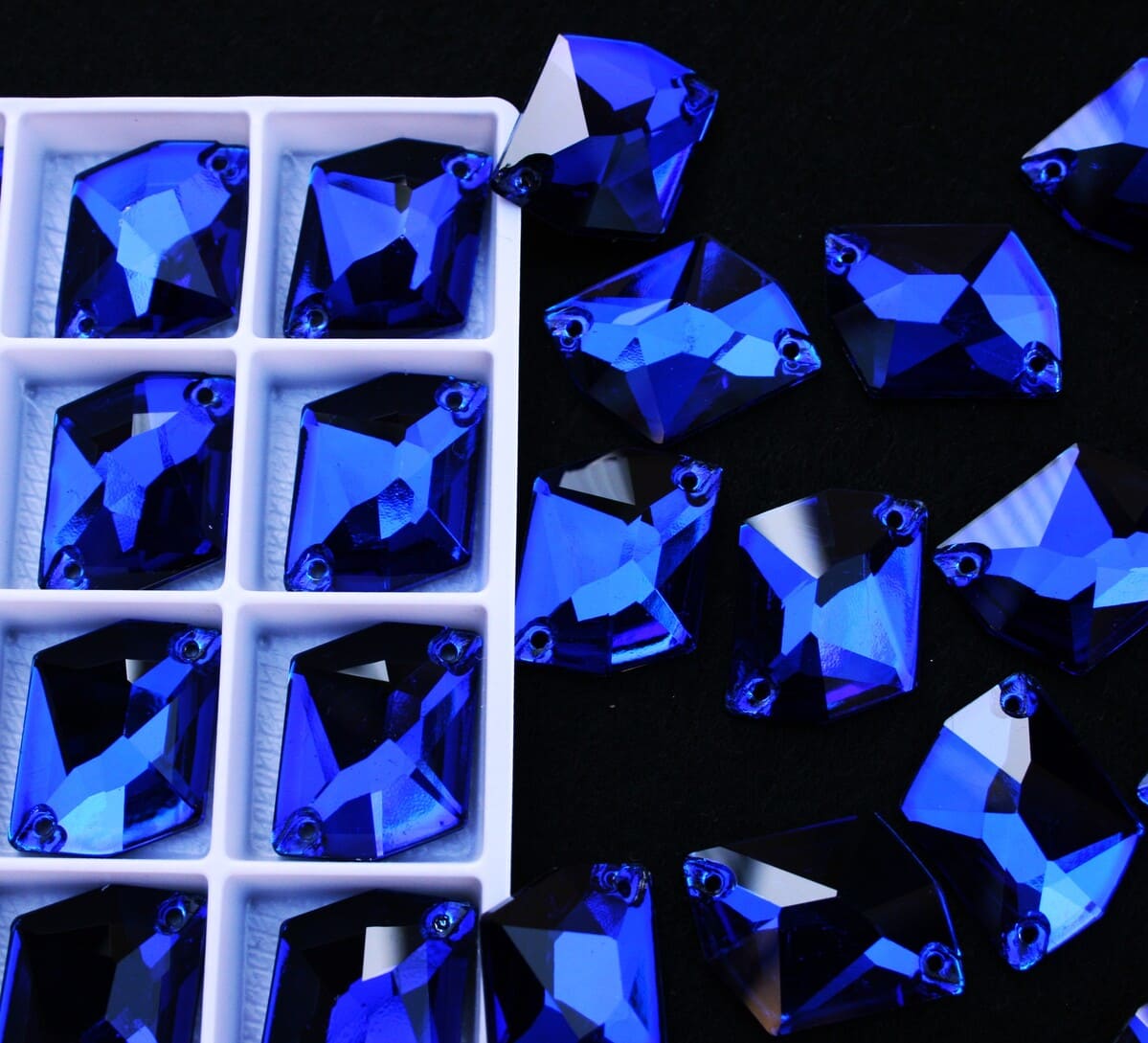 Cobalt színű tört rombusz alakú kristály